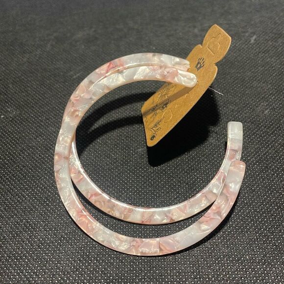 Plastic hoop earrings - Picture 1 of 3